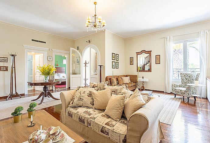 Living room with sofas, dining area, ornamental fireplace, WiFi internet, and satellite TV . - Villa Golden Tiara . (Galerie de photos) }}