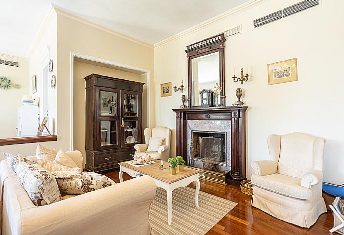 Living room with sofas, dining area, ornamental fireplace, WiFi internet, and satellite TV . - Villa Golden Tiara . (Galerie de photos) }}