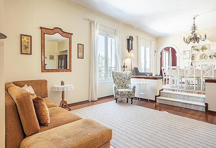 Living room with sofas, dining area, ornamental fireplace, WiFi internet, and satellite TV . - Villa Golden Tiara . (Galerie de photos) }}