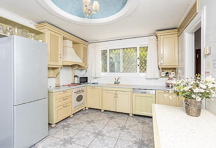 Equipped kitchen . - Villa Golden Tiara . (Fotogalerie) }}