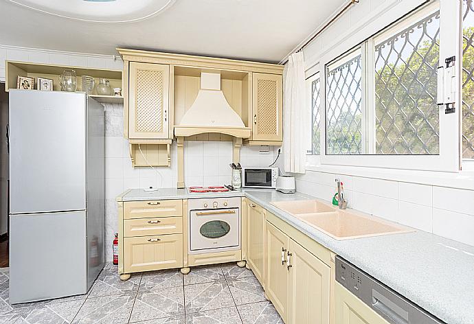 Equipped kitchen . - Villa Golden Tiara . (Fotogalerie) }}