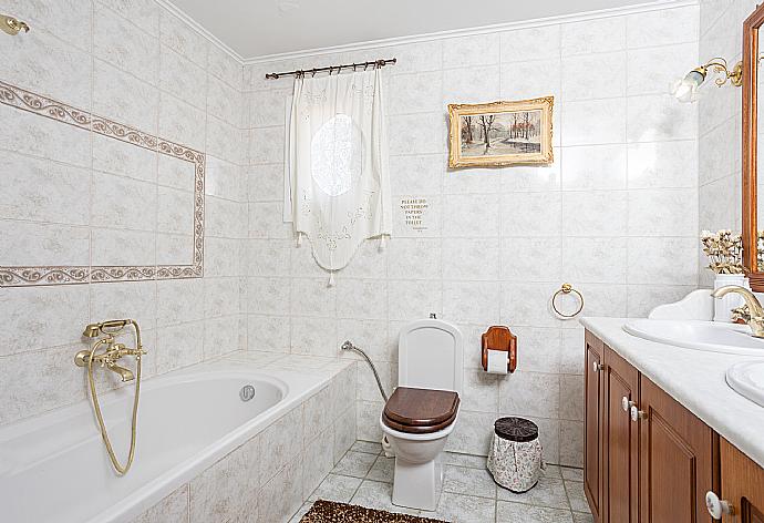 En suite bathroom with bath and shower . - Villa Golden Tiara . (Fotogalerie) }}