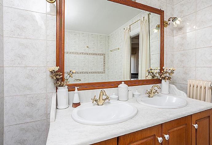 En suite bathroom with bath and shower . - Villa Golden Tiara . (Fotogalerie) }}