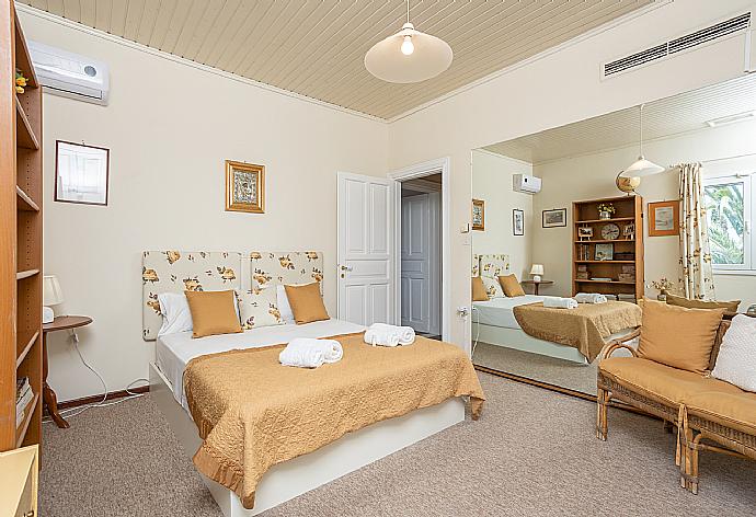 Double bedroom with A/C and TV . - Villa Golden Tiara . (Galerie de photos) }}