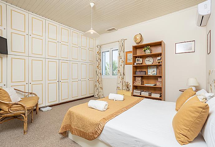 Double bedroom with A/C and TV . - Villa Golden Tiara . (Fotogalerie) }}