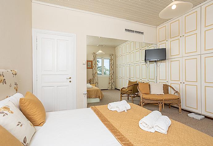 Double bedroom with A/C and TV . - Villa Golden Tiara . (Fotogalerie) }}