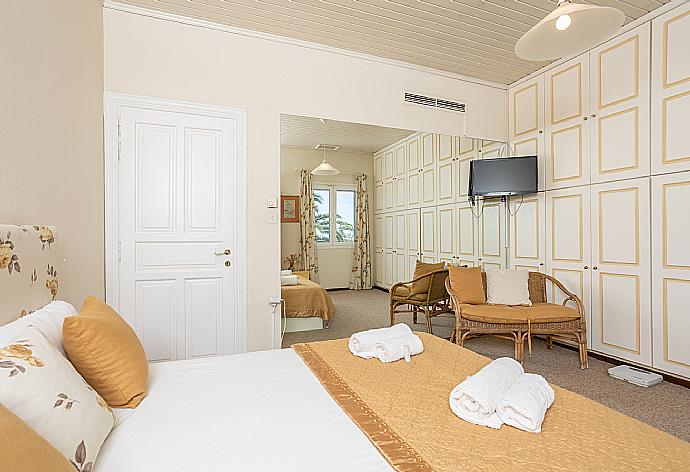 Double bedroom with A/C and TV . - Villa Golden Tiara . (Galleria fotografica) }}