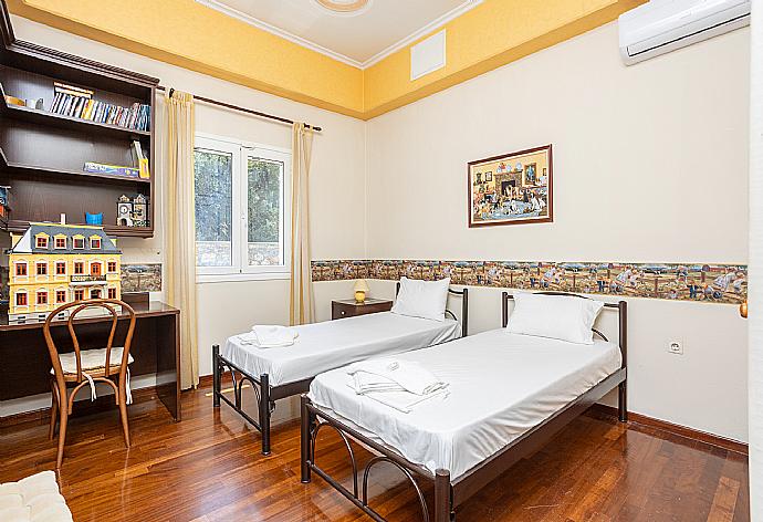 Twin bedroom with en suite bathroom, A/C, and TV . - Villa Golden Tiara . (Photo Gallery) }}