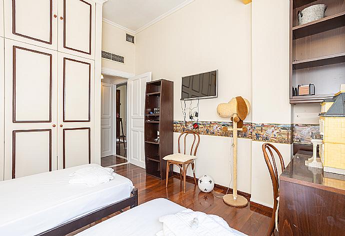 Twin bedroom with en suite bathroom, A/C, and TV . - Villa Golden Tiara . (Fotogalerie) }}