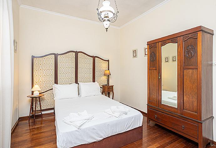 Double bedroom with A/C . - Villa Golden Tiara . (Galería de imágenes) }}