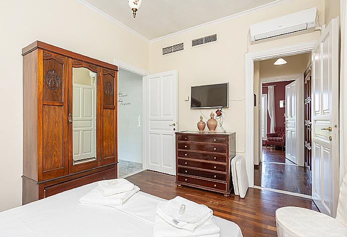 Double bedroom with A/C . - Villa Golden Tiara . (Galería de imágenes) }}