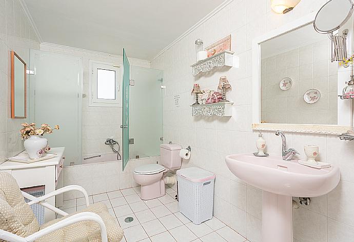 Family bathroom with bath and shower . - Villa Golden Tiara . (Photo Gallery) }}
