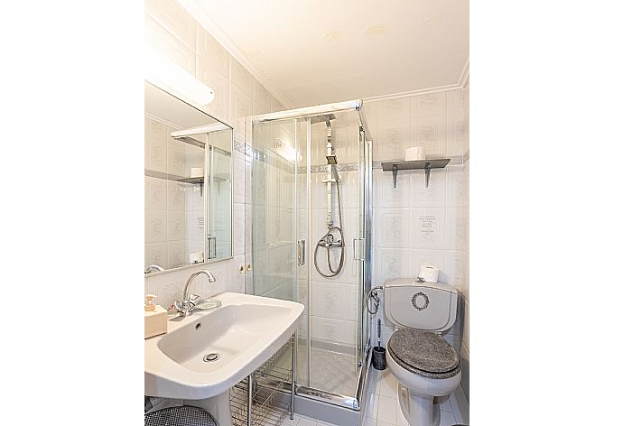 Family bathroom with shower . - Villa Golden Tiara . (Galería de imágenes) }}