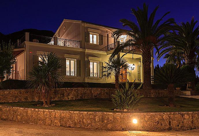 Night view . - Villa Golden Tiara . (Photo Gallery) }}