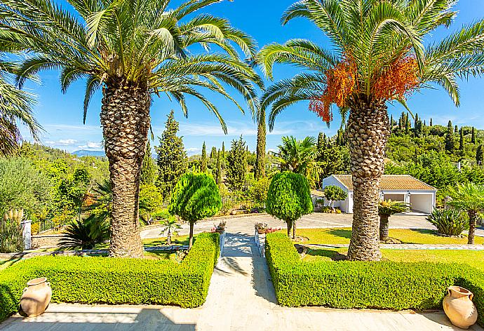 Garden area . - Villa Golden Tiara . (Galerie de photos) }}