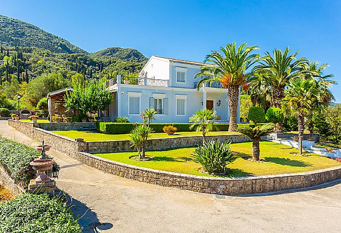 Beautiful villa with private pool, terraces, and large gardens . - Villa Golden Tiara . (Fotogalerie) }}