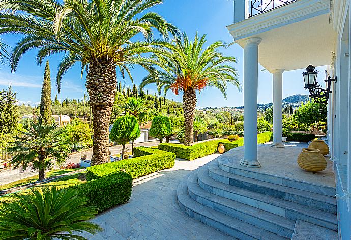 Beautiful villa with private pool, terraces, and large gardens . - Villa Golden Tiara . (Fotogalerie) }}