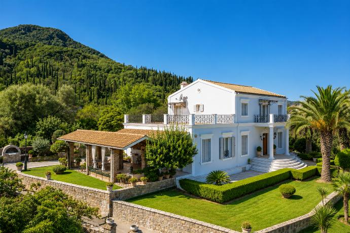 ,Aerial view of Villa Golden Tiara . - Villa Golden Tiara . (Galleria fotografica) }}