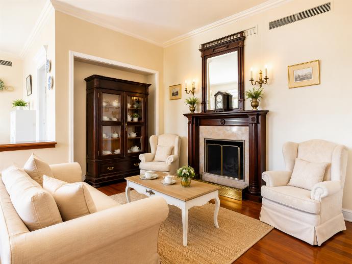 Living room with sofas, dining area, ornamental fireplace, WiFi internet, and satellite TV . - Villa Golden Tiara . (Galleria fotografica) }}