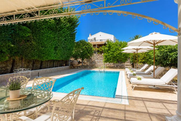 Beautiful villa with private pool, terraces, and large gardens . - Villa Golden Tiara . (Galleria fotografica) }}