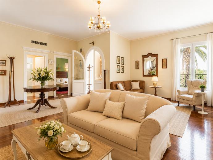 Living room with sofas, dining area, ornamental fireplace, WiFi internet, and satellite TV . - Villa Golden Tiara . (Galleria fotografica) }}