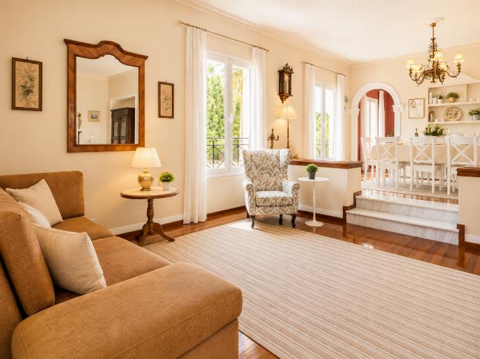 Living room with sofas, dining area, ornamental fireplace, WiFi internet, and satellite TV . - Villa Golden Tiara . (Galleria fotografica) }}