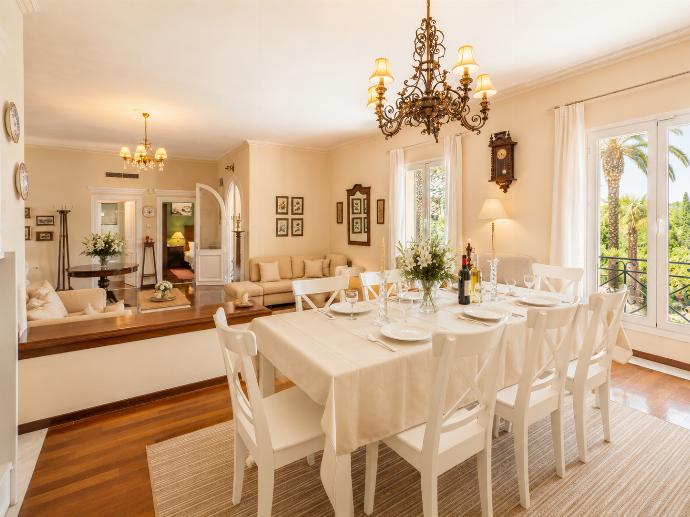 Living room with sofas, dining area, ornamental fireplace, WiFi internet, and satellite TV . - Villa Golden Tiara . (Galleria fotografica) }}