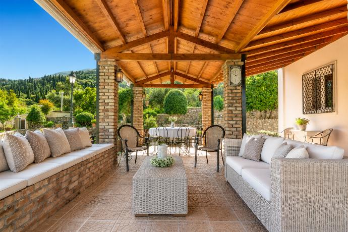 Beautiful villa with private pool, terraces, and large gardens . - Villa Golden Tiara . (Galleria fotografica) }}