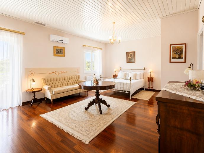 Double bedroom with en suite bathroom, A/C, TV, and balcony access . - Villa Golden Tiara . (Galleria fotografica) }}