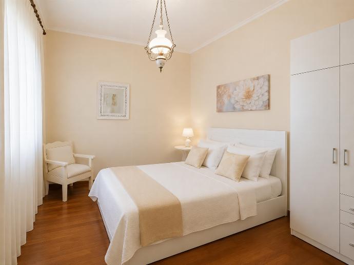 Beautiful villa with private pool, terraces, and large gardens . - Villa Golden Tiara . (Galleria fotografica) }}