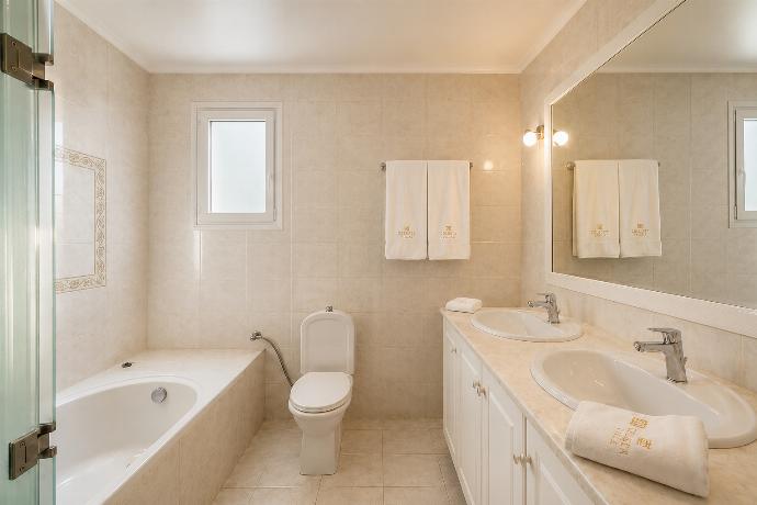 En suite bathroom with bath . - Villa Golden Tiara . (Galleria fotografica) }}