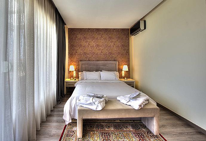 Double bedroom with A/C . - Spa Villa . (Galleria fotografica) }}