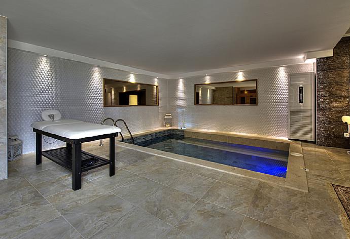 Spa area with massage table and pool . - Spa Villa . (Fotogalerie) }}