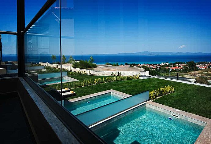 Beautiful view from the terrace . - Grand Villa Athos . (Fotogalerie) }}