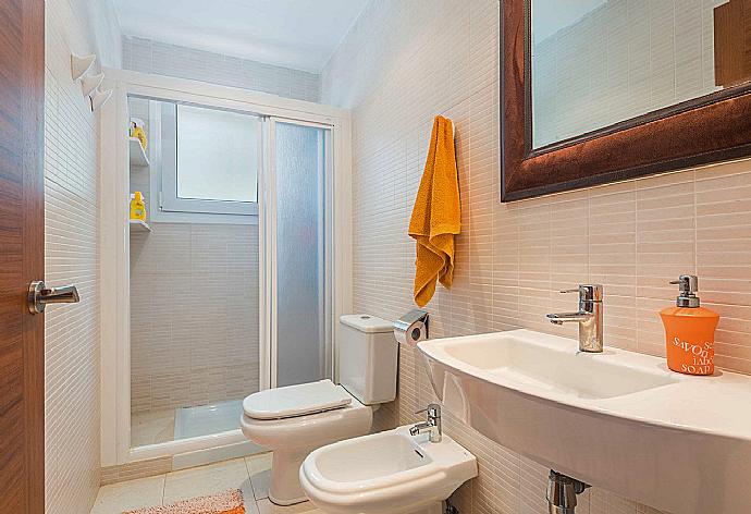Bathroom with bath and overhead shower . - Villa Rasen . (Fotogalerie) }}