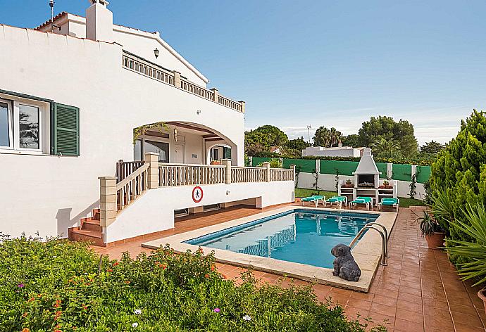 Private pool with terrace area . - Villa Rasen . (Fotogalerie) }}