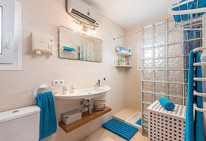Bathroom with bath and overhead shower . - Villa Rasen . (Fotogalerie) }}