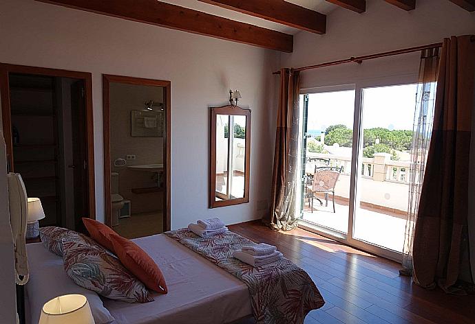 Double bedroom with terrace access . - Villa Rasen . (Fotogalerie) }}