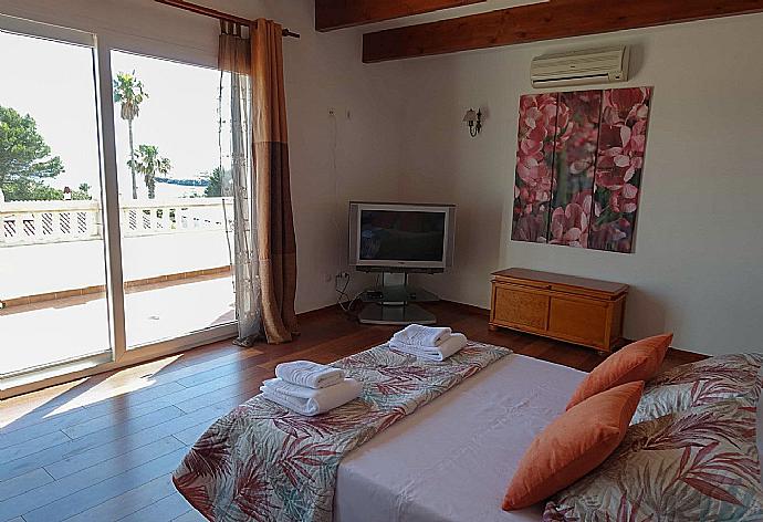 Double bedroom  with terrace access . - Villa Rasen . (Galleria fotografica) }}