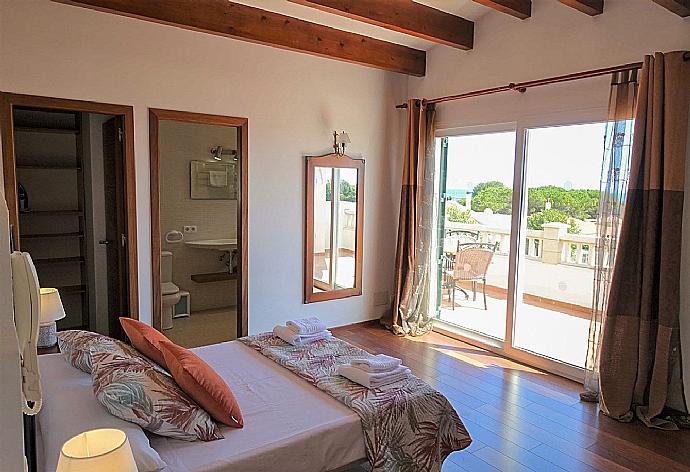 Double bedroom with terrace access . - Villa Rasen . (Galleria fotografica) }}