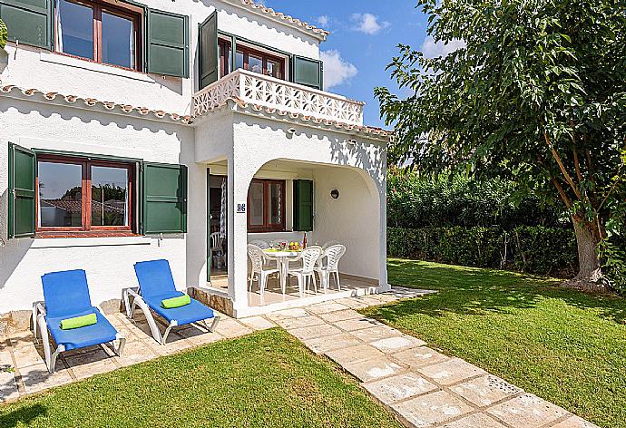 Private pool with terrace area . - Villa Marlene . (Galería de imágenes) }}