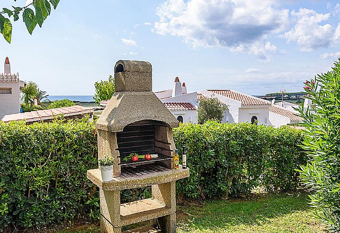 Garden with BBQ . - Villa Marlene . (Galerie de photos) }}