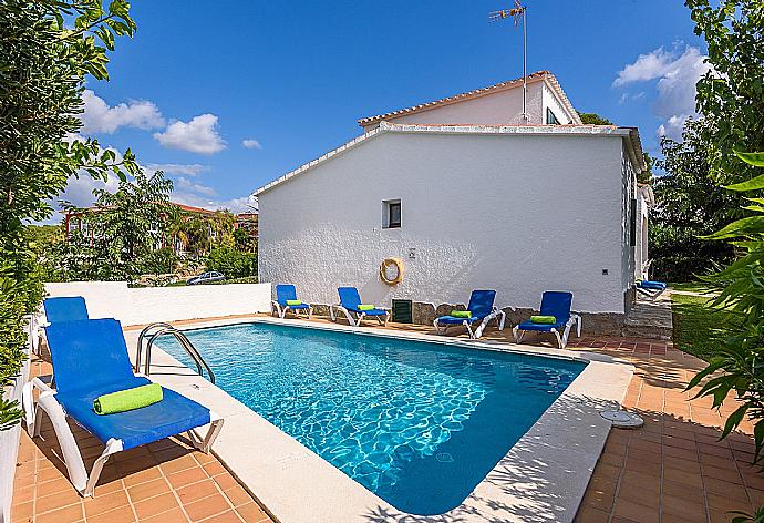 Private pool with terrace area . - Villa Marlene . (Fotogalerie) }}