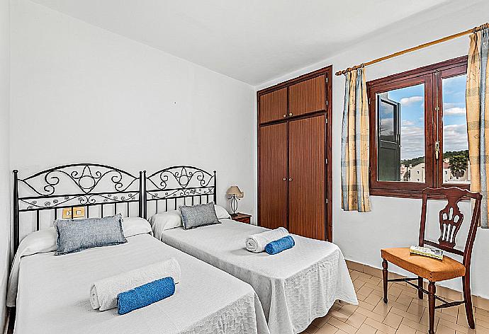 Double Bedroom with Single bed . - Villa Marlene . (Galería de imágenes) }}