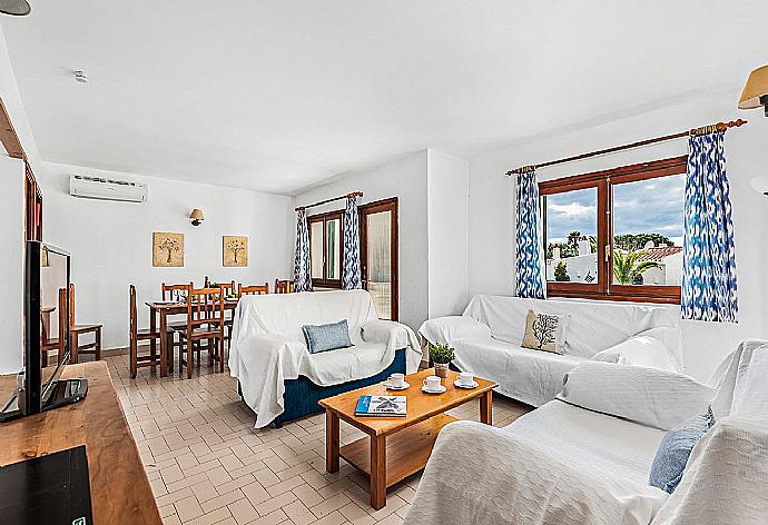 Living room with sofas, dining area, WiFi internet, satellite TV, DVD player, and terrace access . - Villa Marlene . (Galleria fotografica) }}