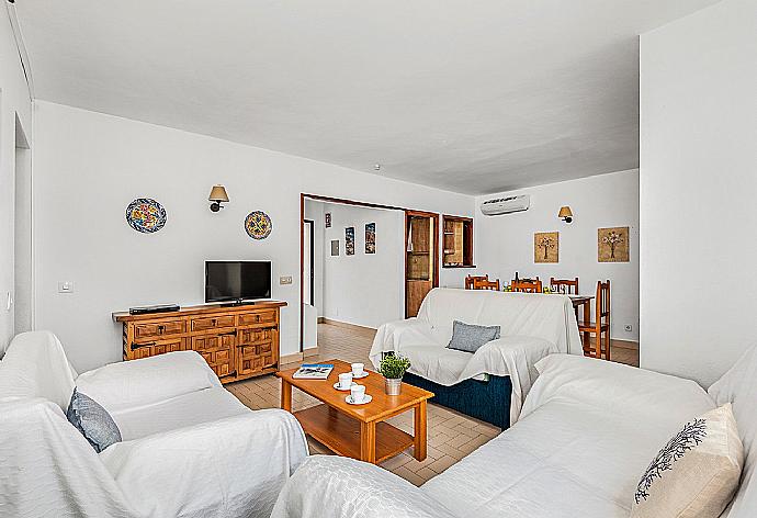 Living room with sofas, dining area, WiFi internet, satellite TV, DVD player, and terrace access . - Villa Marlene . (Galleria fotografica) }}