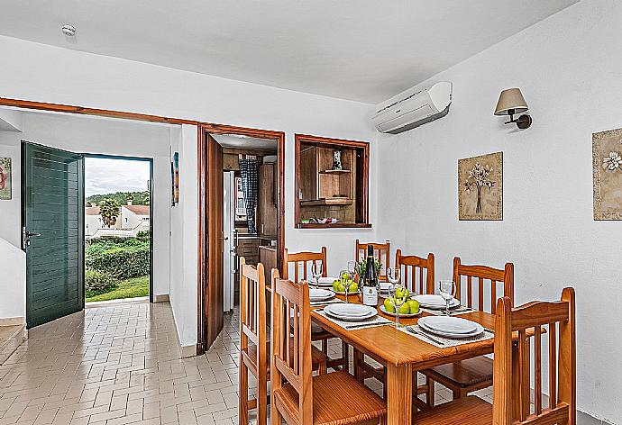 Dining area . - Villa Marlene . (Галерея фотографий) }}