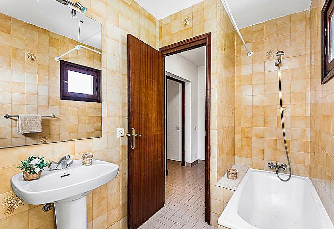 Bathroom with shower . - Villa Marlene . (Fotogalerie) }}