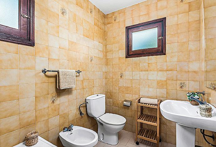 Bathroom with shower . - Villa Marlene . (Fotogalerie) }}