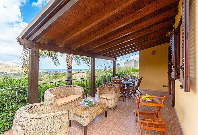 Sheltered terrace area with sea views . - Villa Gamma . (Galería de imágenes) }}